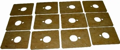 Rechteckige Dämmplatten mit runden Ausschnitten, angeordnet in zwei Reihen. Das Produkt könnte zur Wärmedämmung von Gusskesseln der Marke Wolf verwendet werden.
